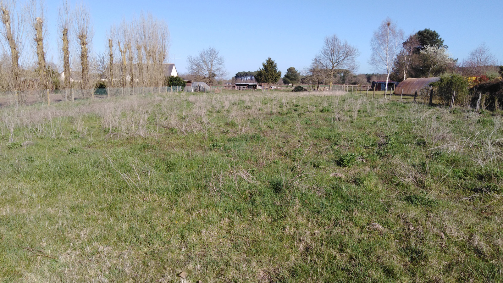 Terrain constructible de 401m2 à Distré