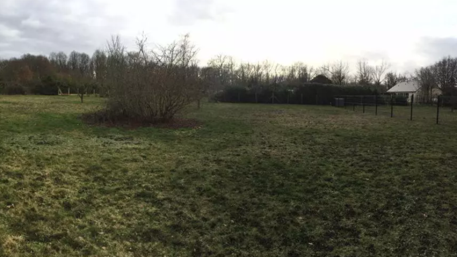 Terrain constructible de 1146m2 à Roiffé