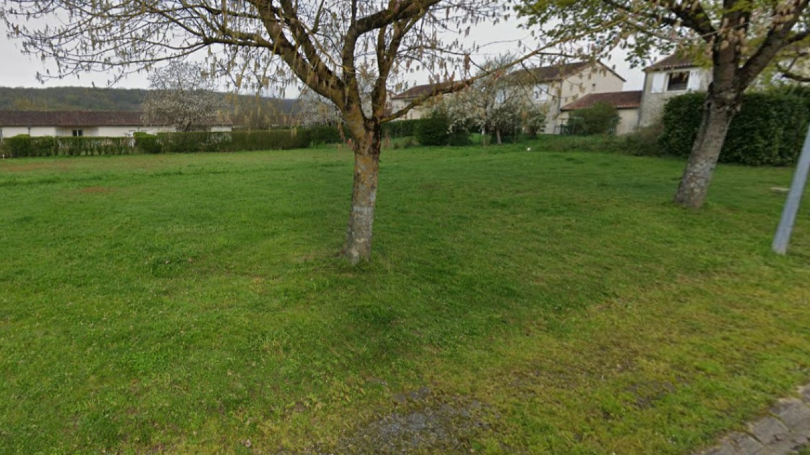 Terrain constructible de 830m2 à Les Ormes