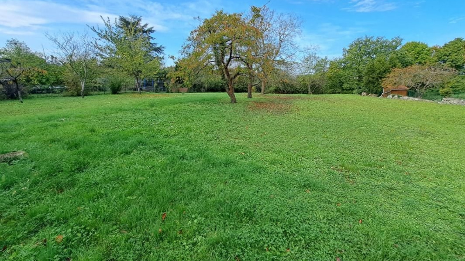 Terrain constructible de 616m2 à La Celle-Saint-Avant