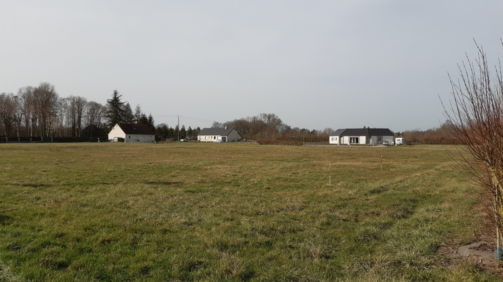 Terrain constructible de 2574m2 à Ladon