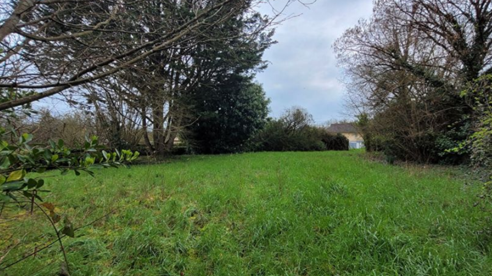 Terrain constructible de 1527m2 à Iteuil